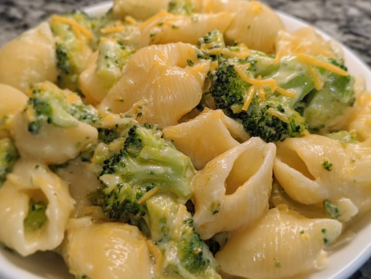 One Pot Healthy Broccoli Mac and Cheese
