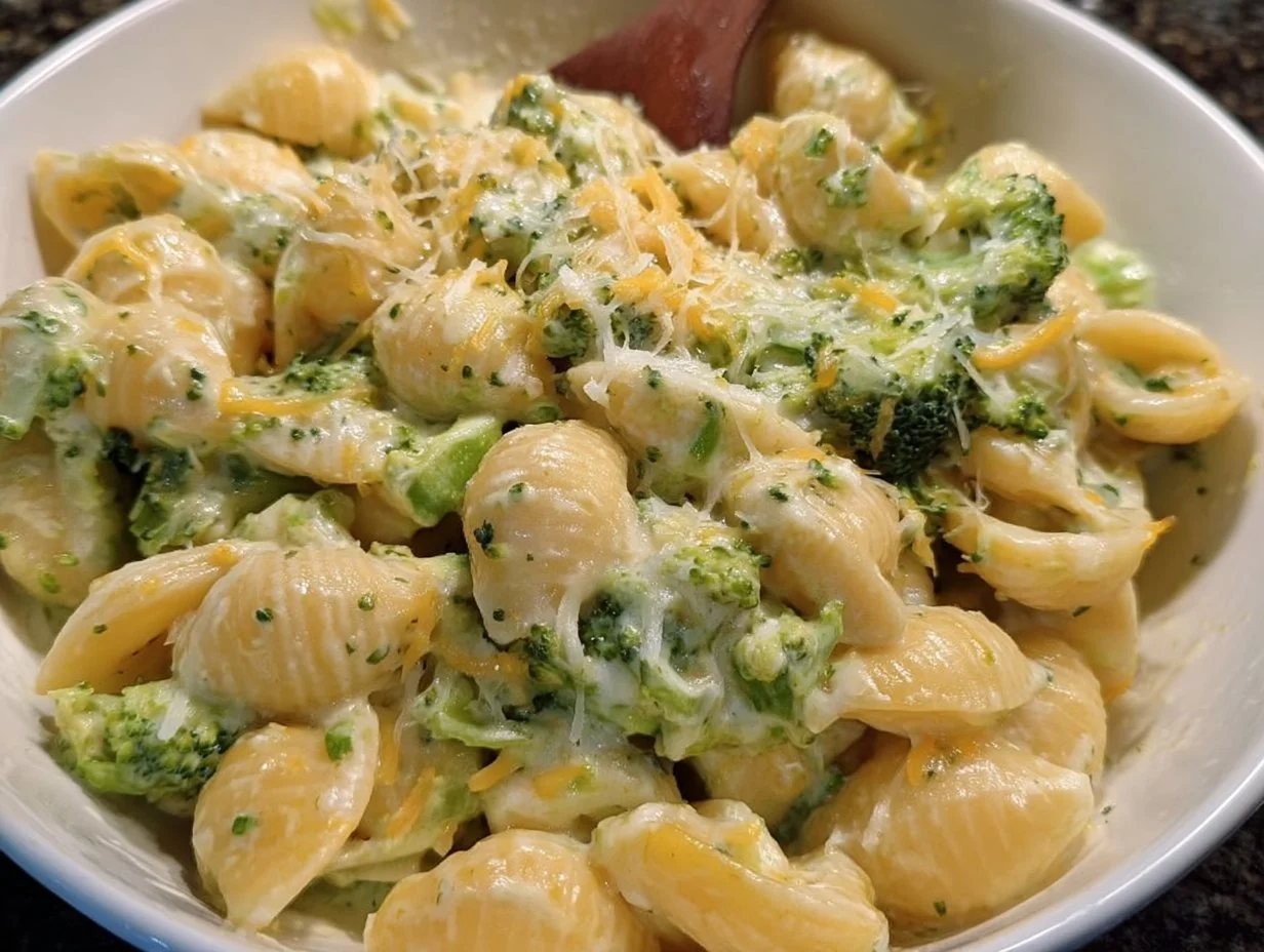 Healthy One Pot Broccoli Mac and Cheese featuring creamy goodness and fresh broccoli